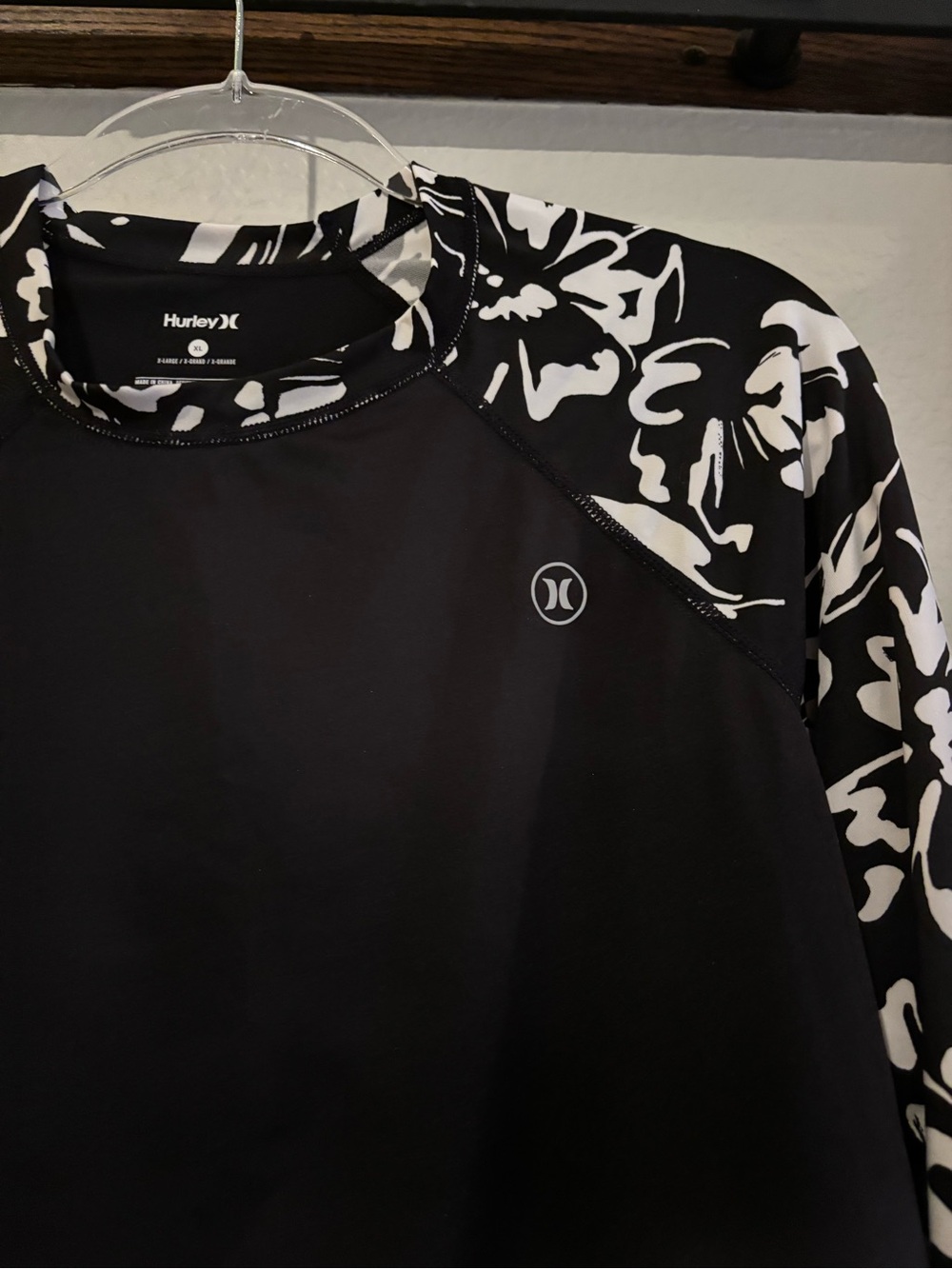 Hurley Black UPF 50+ Top with White Floral Long Sleeves Swim Surf - Picture 3 of 5